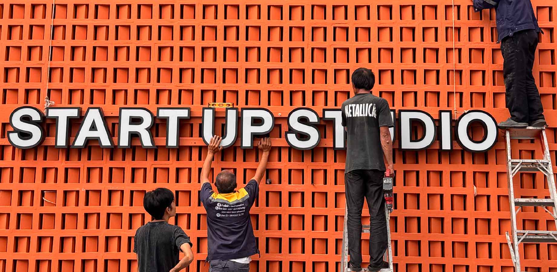 ป้ายอักษรไฟ " START UP STUDIO "